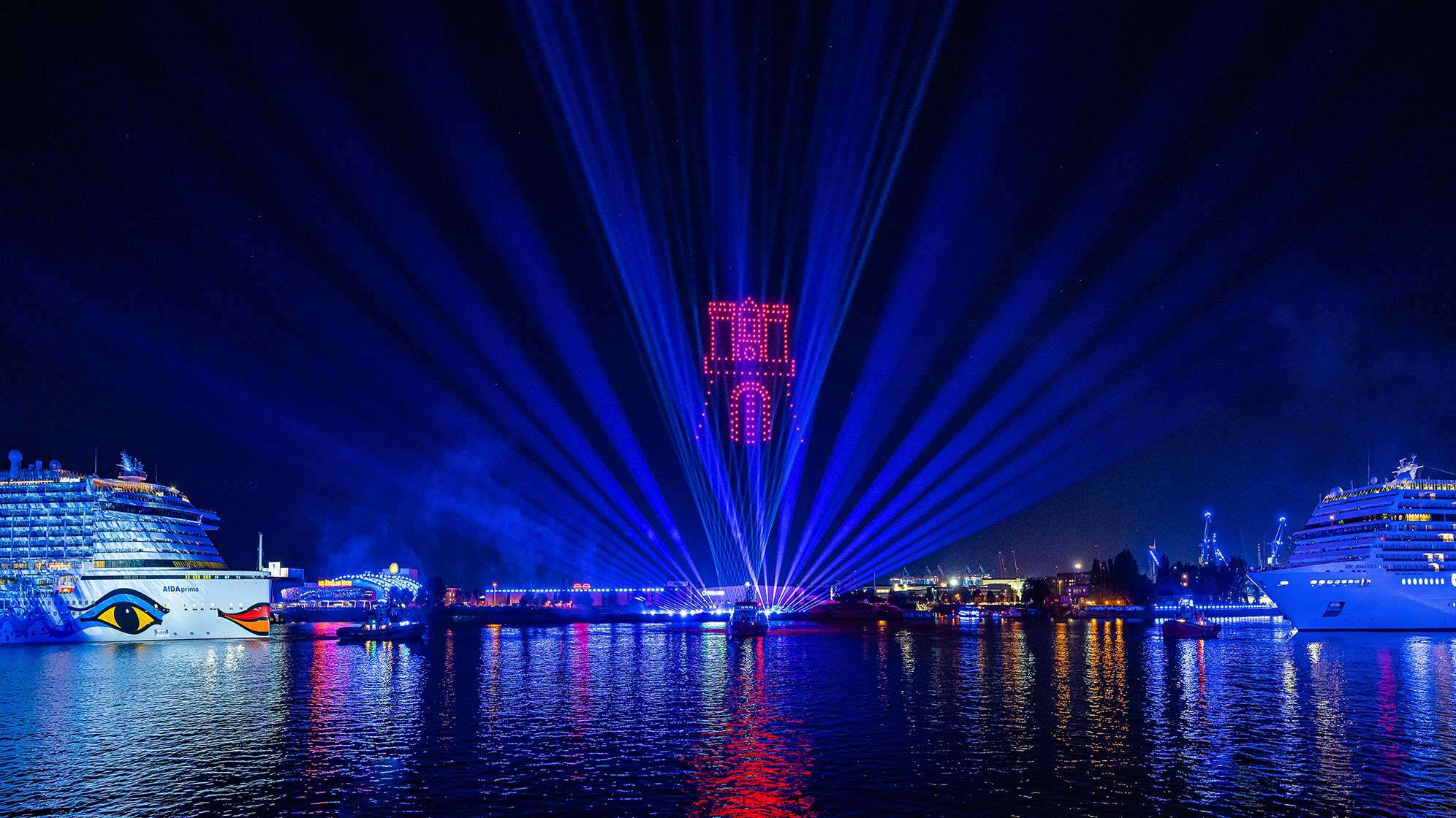 Die spektakuläre Lichtinszenierung „Pas de deux on blue“ am Samstagabend der Hamburg Cruise Days mit AIDAprima und MSC Magnifica.