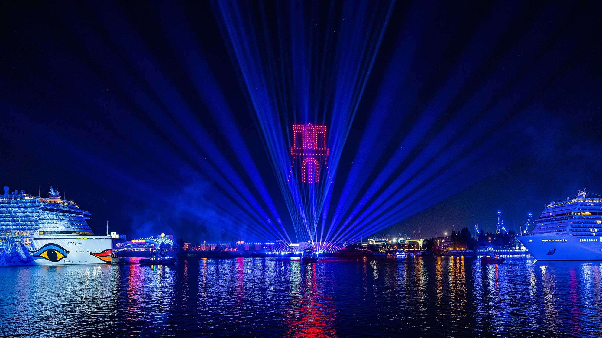 Die spektakuläre Lichtinszenierung „Pas de deux on blue“ am Samstagabend der Hamburg Cruise Days mit AIDAprima und MSC Magnifica.