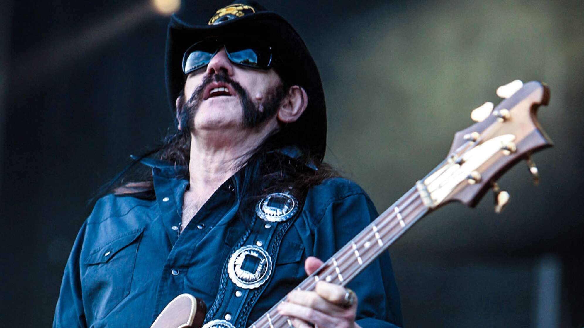 Lemmy Kilmister mit einer Gitarre