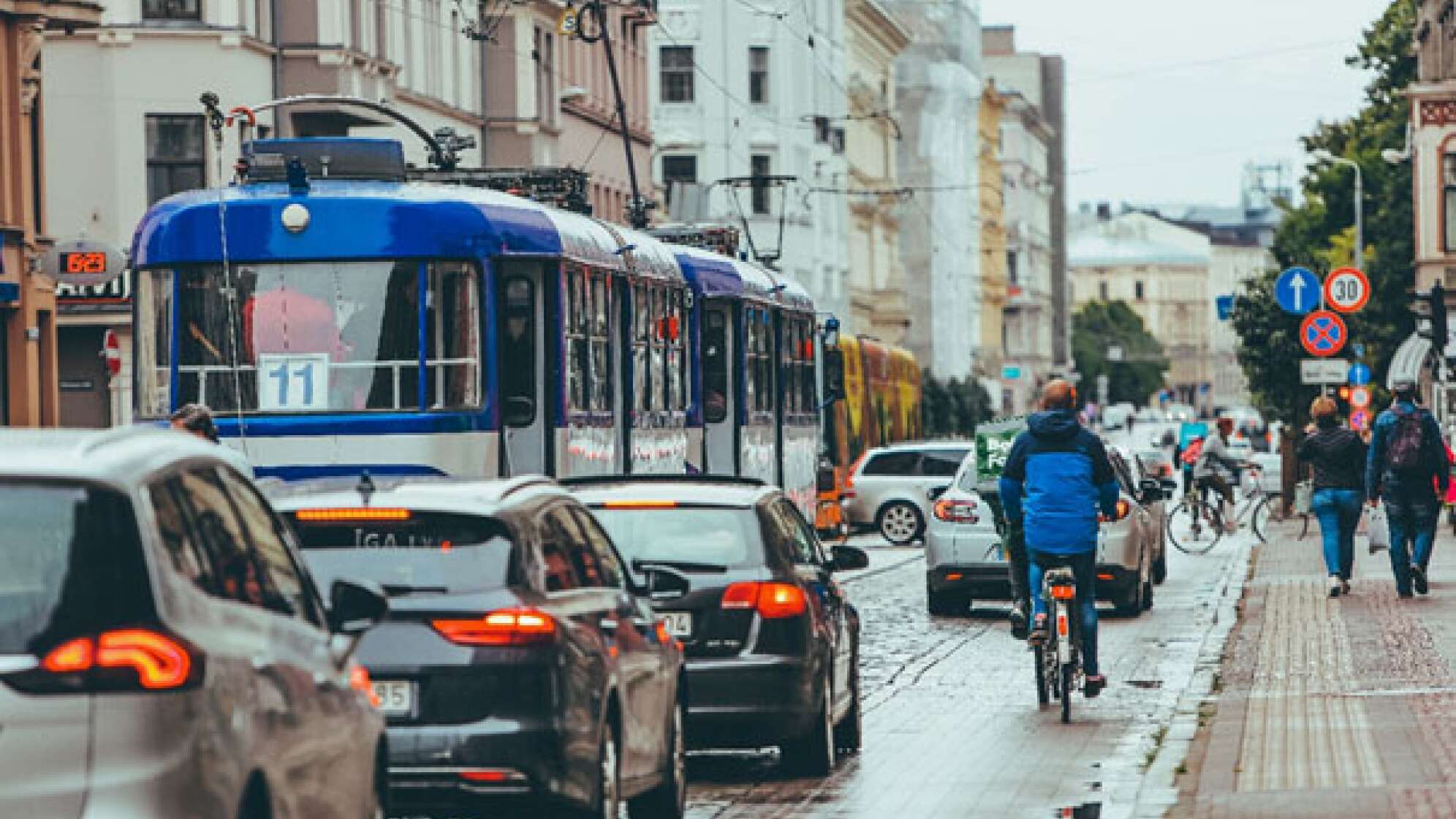 Bild einer Innenstadt mit Straßenverkehr