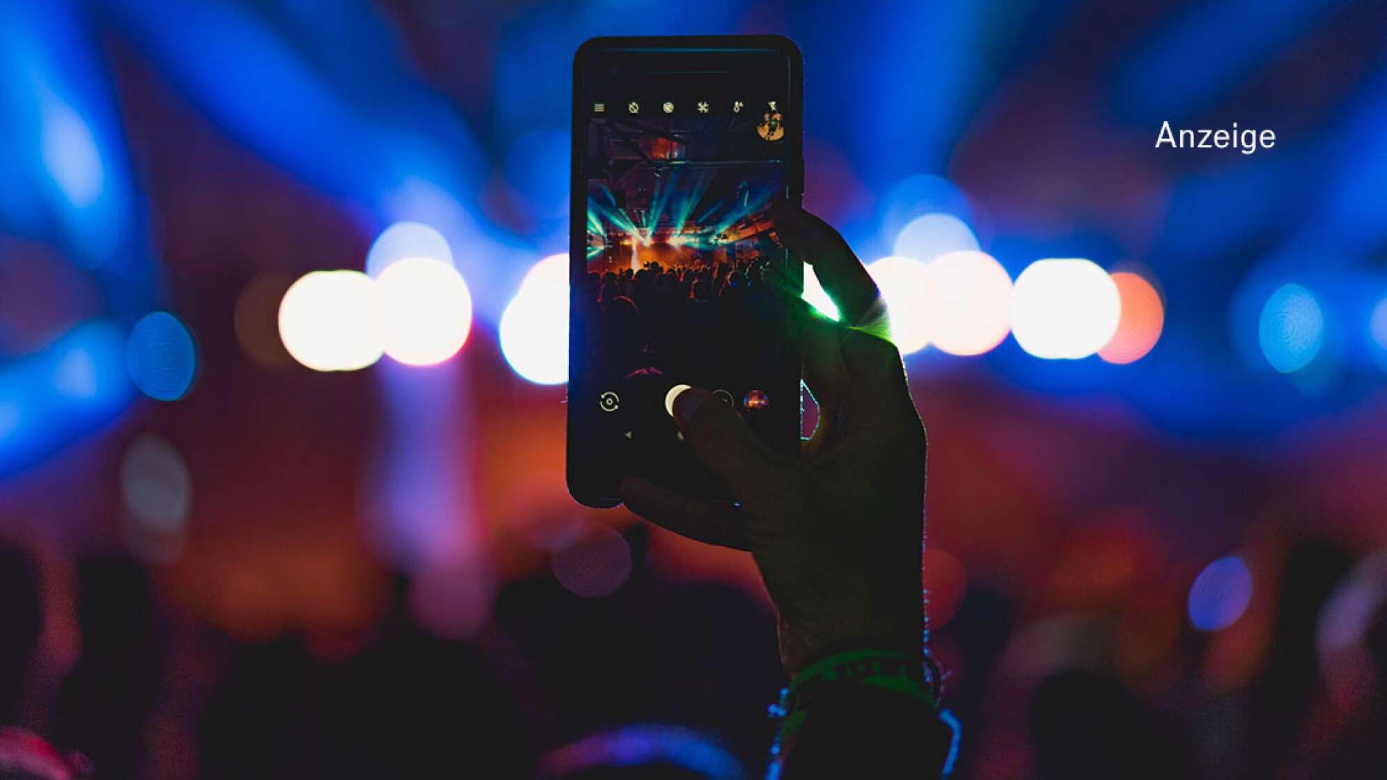 Smartphone bei einem Konzert
