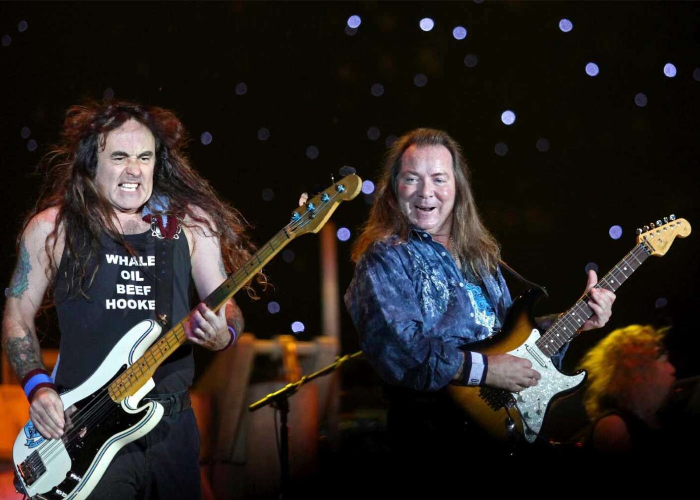 Steve Harris und Iron-Maiden-Bandkollege bei einem Konzert