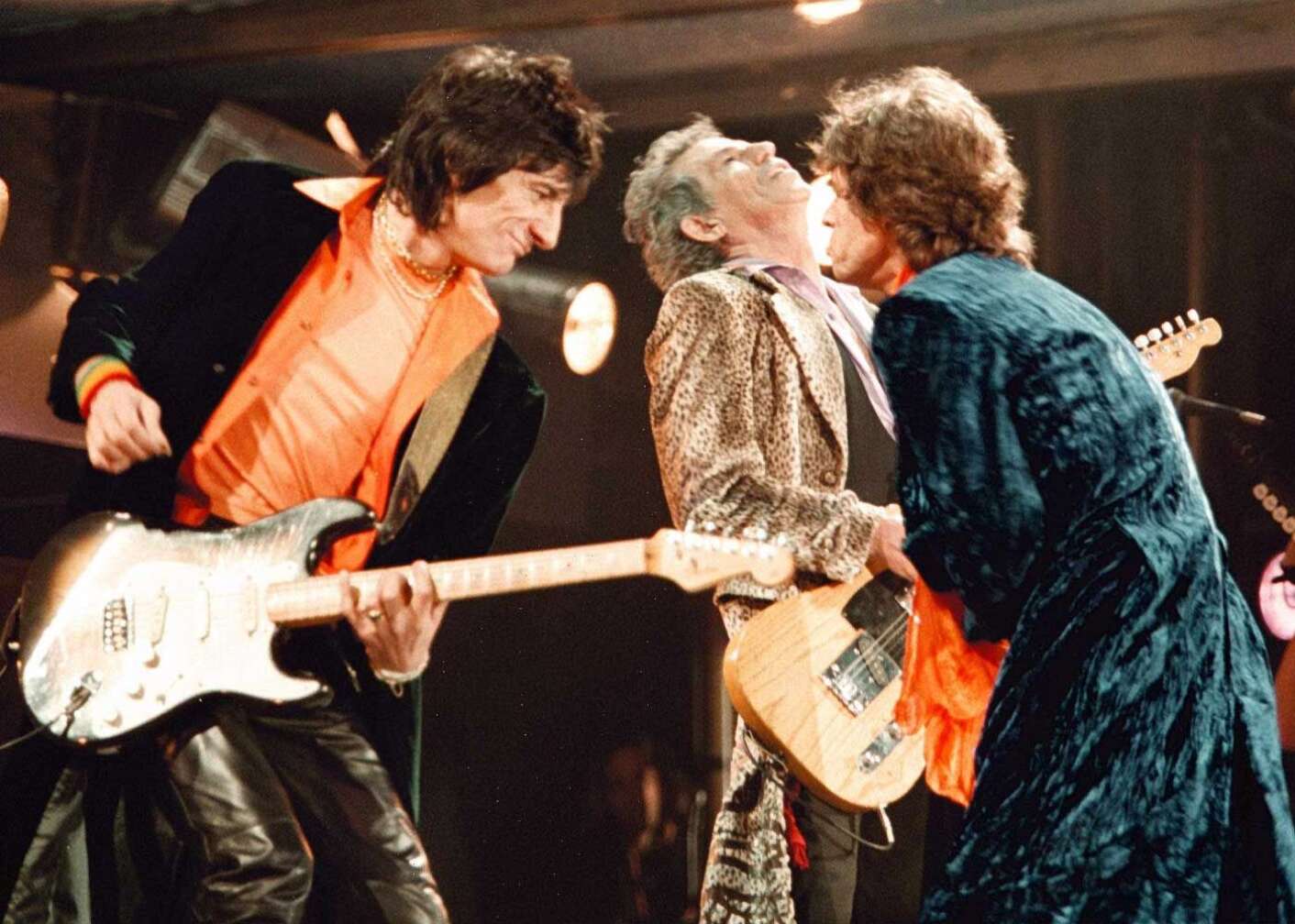 Ronnie Wood mit einer Gitarre und seinen Rollings Stones-Bandkollegen