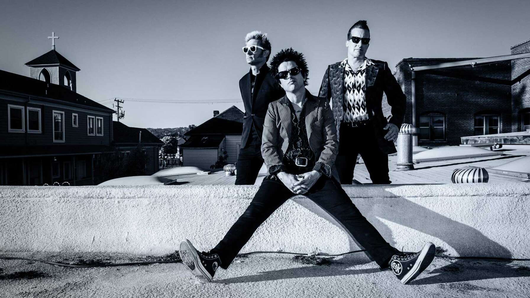 Ein Bandfoto von Green Day - von links nach rechts: Mike Dirnt, Billie Joe Armstrong und Tré Cool!