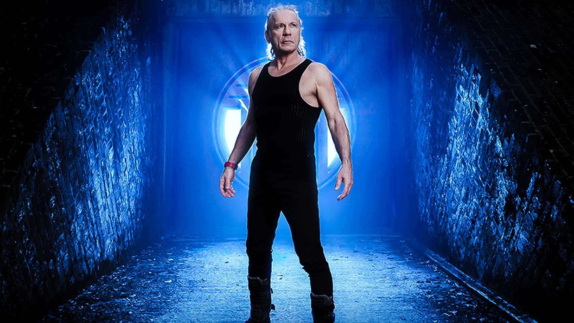 Bruce Dickinson von Iron Maiden posiert für das Cover seines neuen Soloalbums "The Mandrake Project".