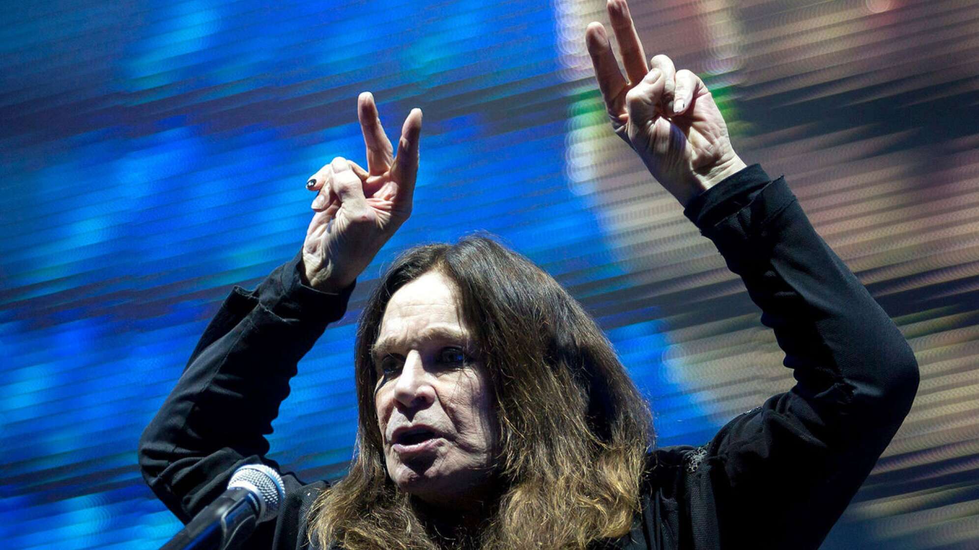 Ozzy Osbourne on Stage mit Peace-Zeichen
