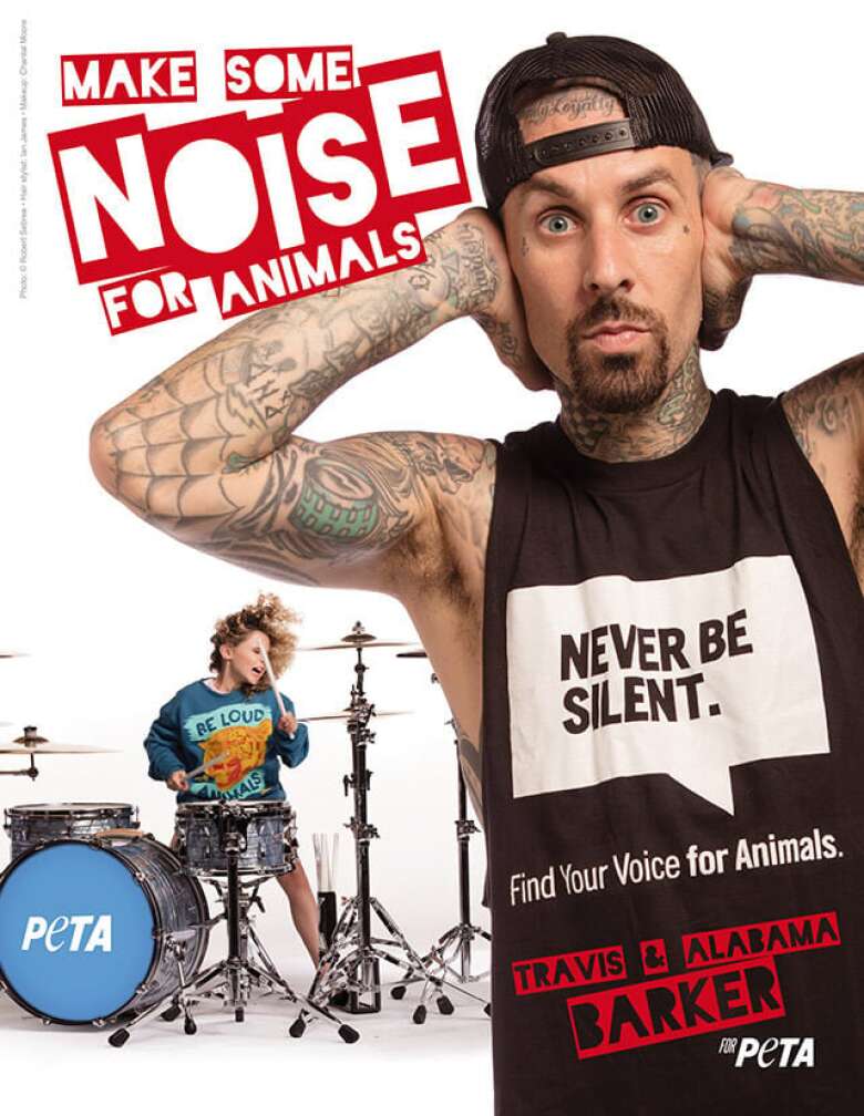 Travis Barker hält sich die Ohren zu und seine Tochter Alabama spielt Schlagzeug als Werbung für Peta