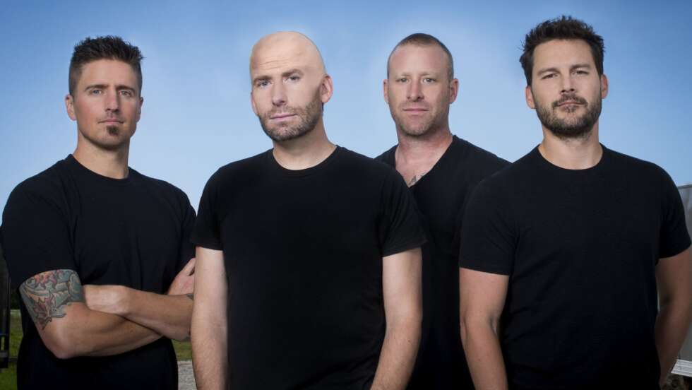 Nickelback stehen in schwarzen T-Shirts vor himmelblauem Hintergrund