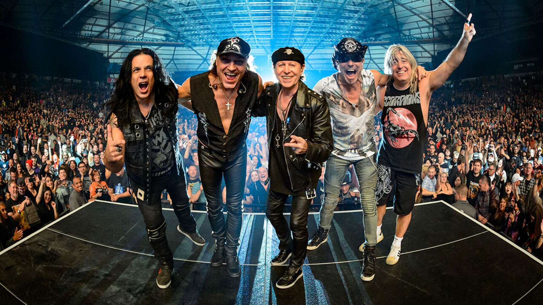 Scorpions on stage posierend