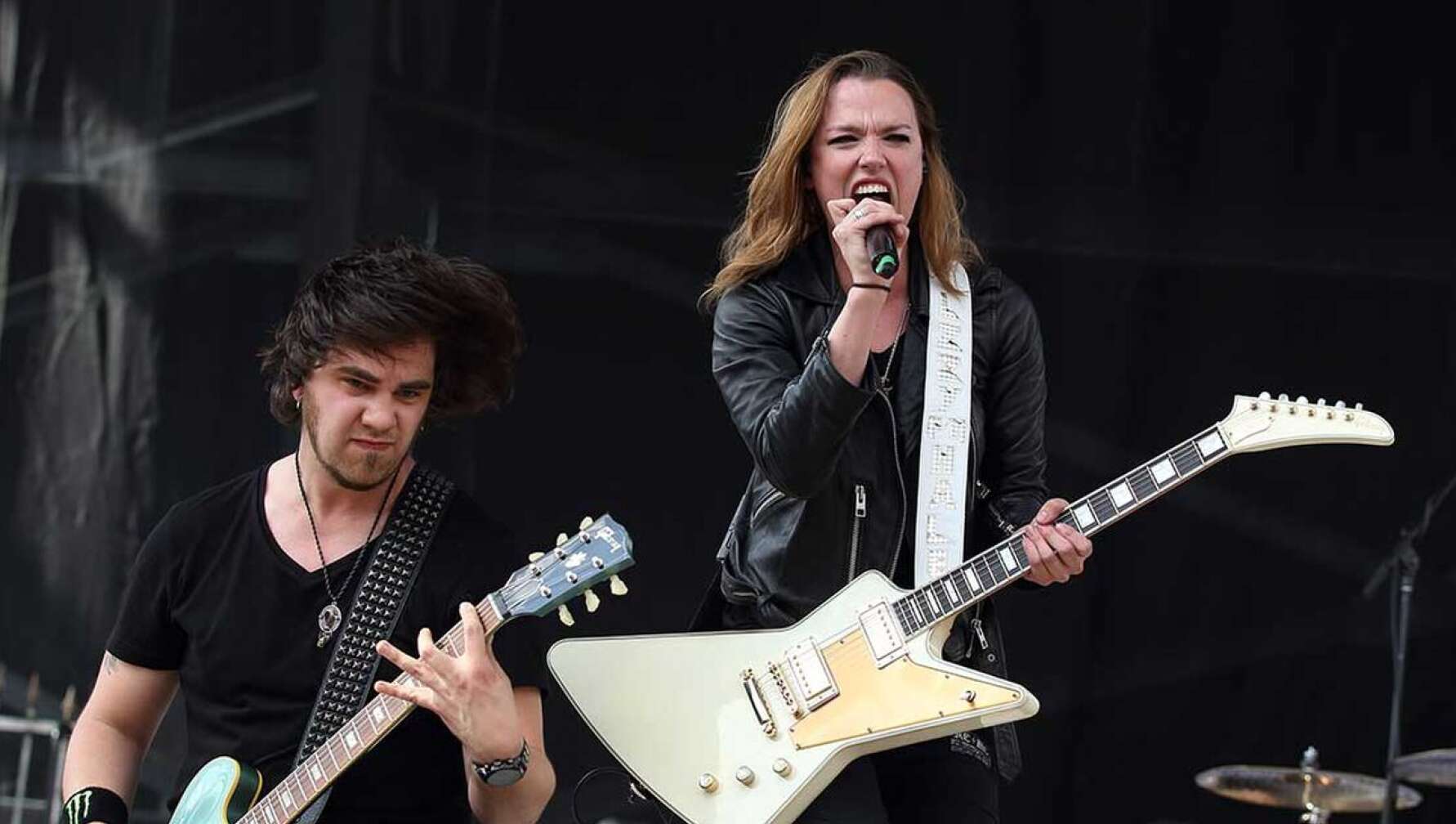 Halestorm on stage mit weisser Gitarre