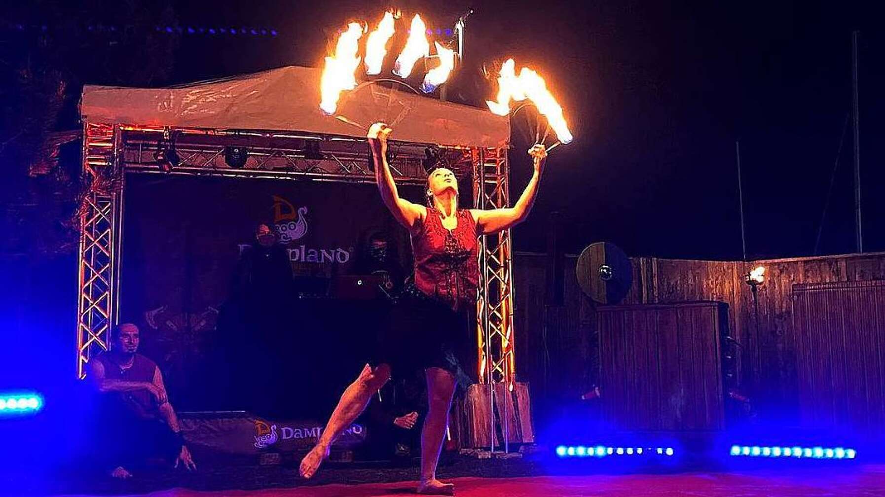 Bild einer Artistin bei der Feuershow im Ostsee Resort Damp