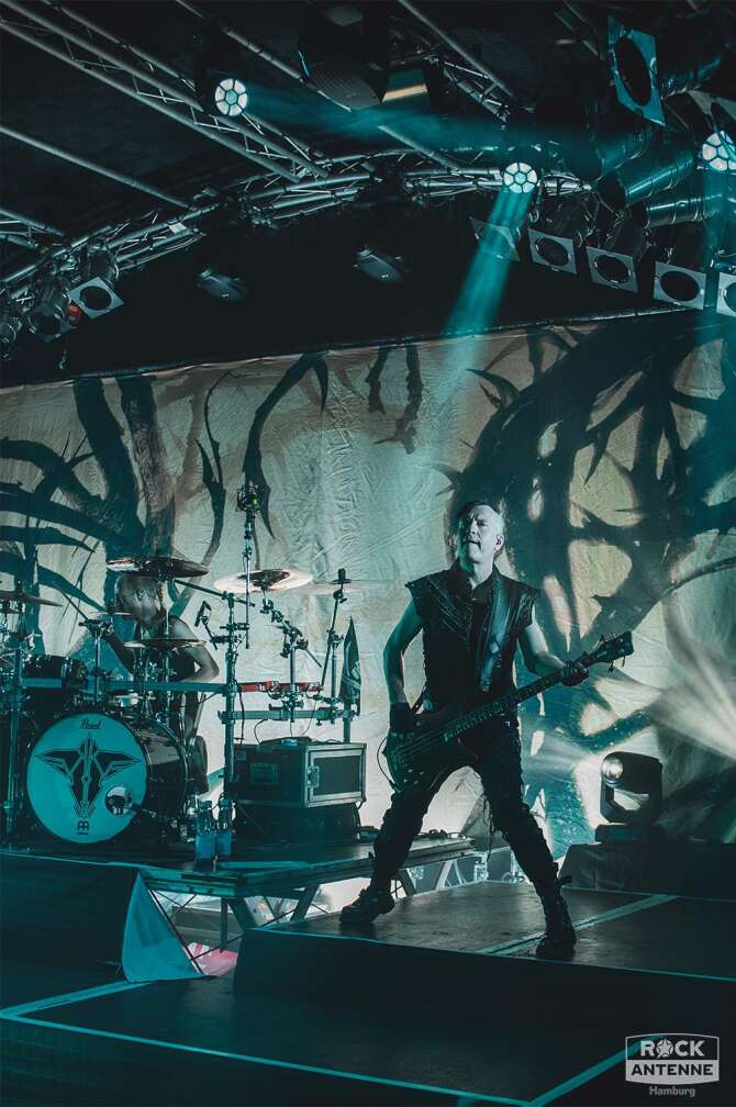Ein Konzertfoto der Potsdamer Mittelalter Rock/Folk Metal Band SUBWAY TO SALLY live in der Markthalle Hamburg am 20.10.2023