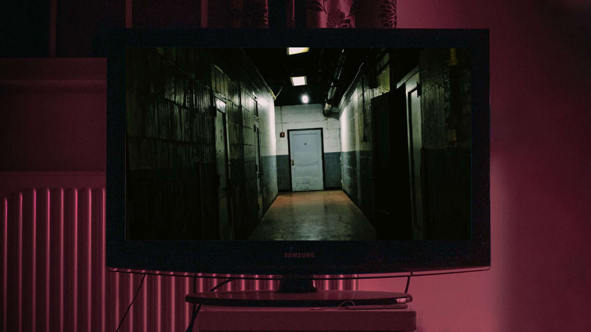 Bild von einem Fernseher, auf dessen Bildschirm ein unheimlicher Kellergang zu sehen ist