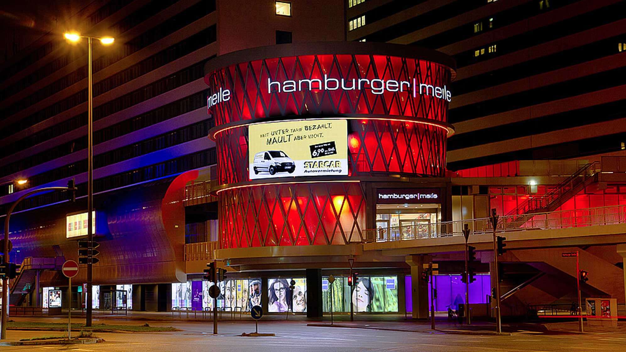 Ein Bild des Shoppingcenters Hamburger Meile von außen bei Nacht