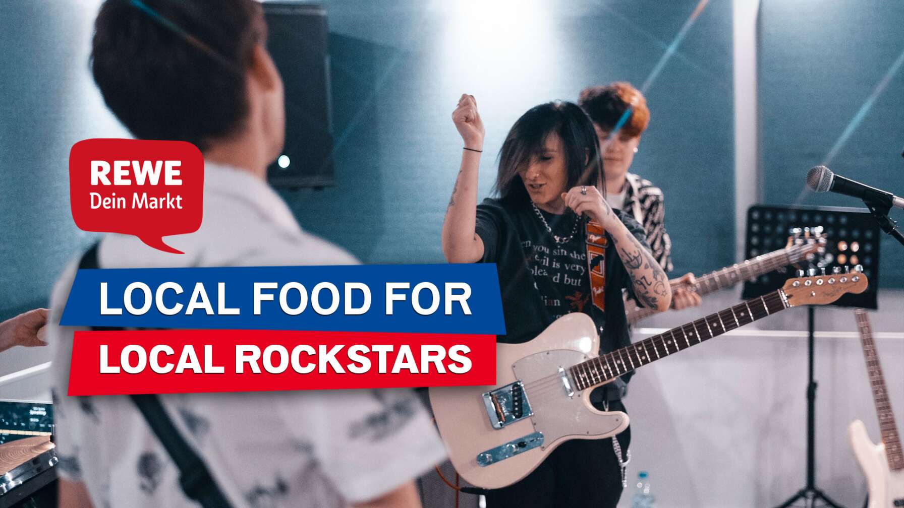 Bild von jungen Leuten bei der Bandprobe, die Spaß haben und lachen - Text: "Local Food for Local Heroes" und das Logo "REWE - dein Markt"