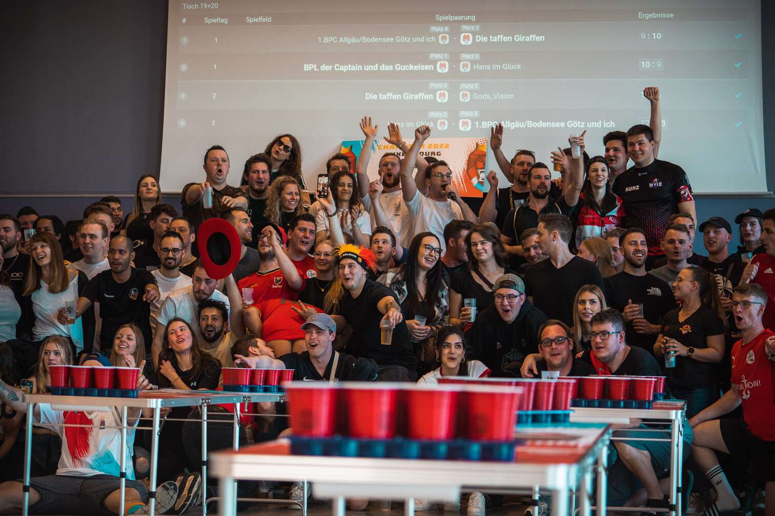 Ein Gruppenfoto bei einer Veranstaltung der Beer Pong Bundesliga 2022