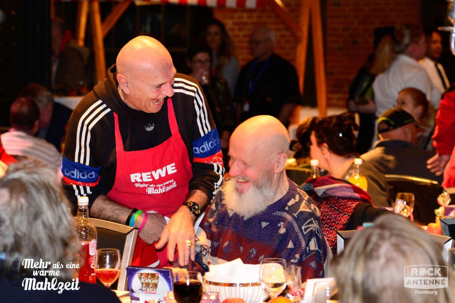 Foto der Hamburger Bedürftigenweihnachtsfeier "Mehr als eine warme Mahlzeit" in der Fischauktionshalle