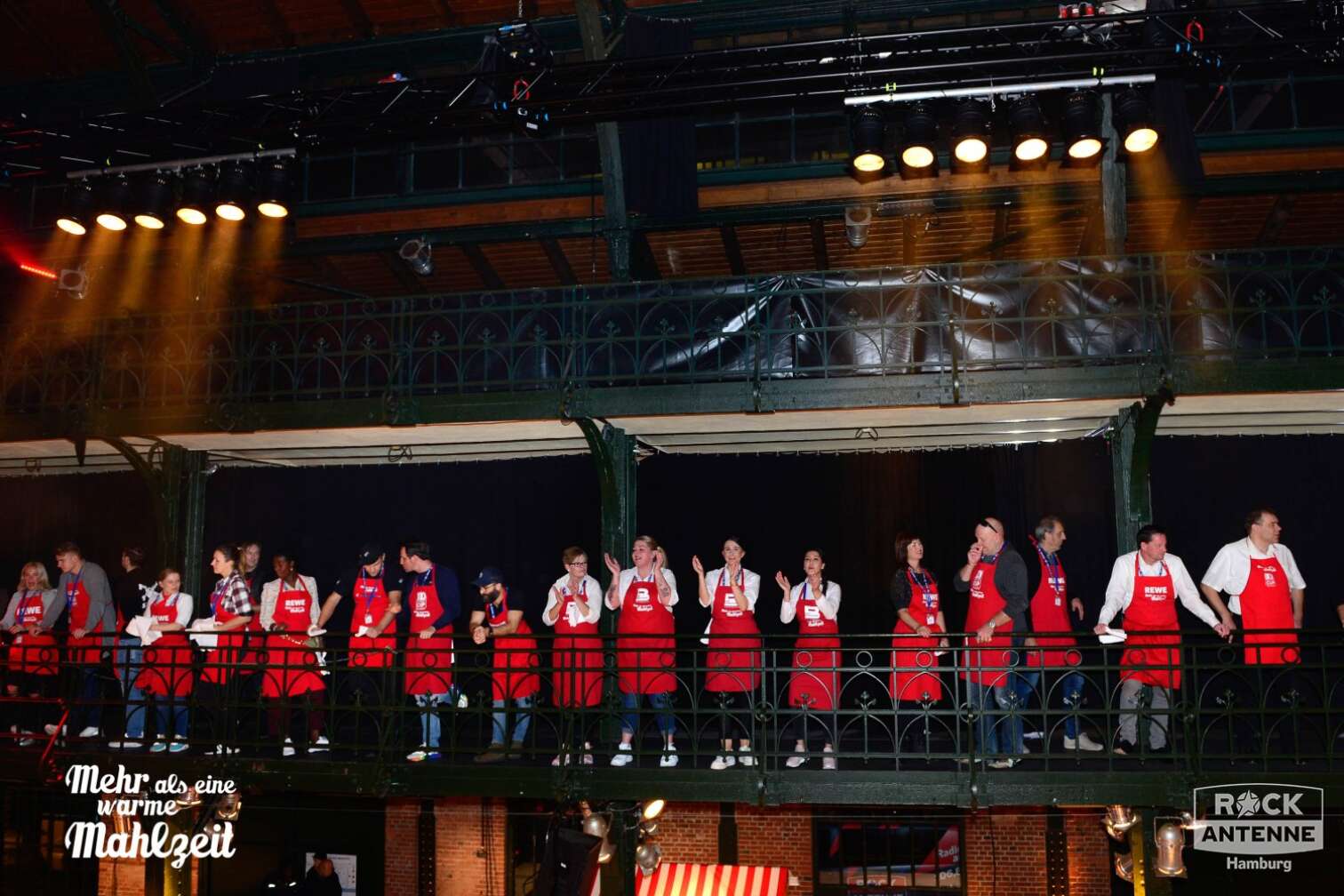 Foto der Hamburger Bedürftigenweihnachtsfeier "Mehr als eine warme Mahlzeit" in der Fischauktionshalle