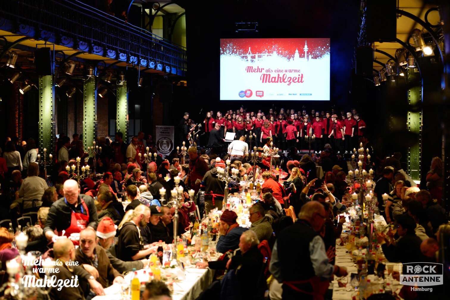 Foto der Hamburger Bedürftigenweihnachtsfeier "Mehr als eine warme Mahlzeit" in der Fischauktionshalle