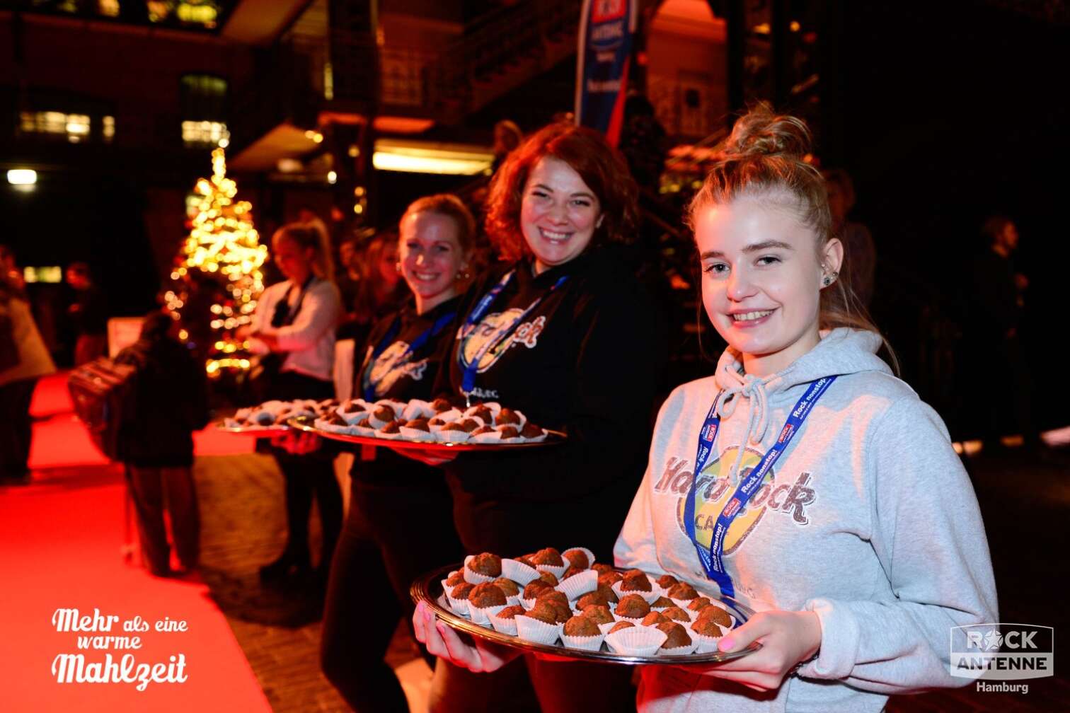 Foto der Hamburger Bedürftigenweihnachtsfeier "Mehr als eine warme Mahlzeit" in der Fischauktionshalle