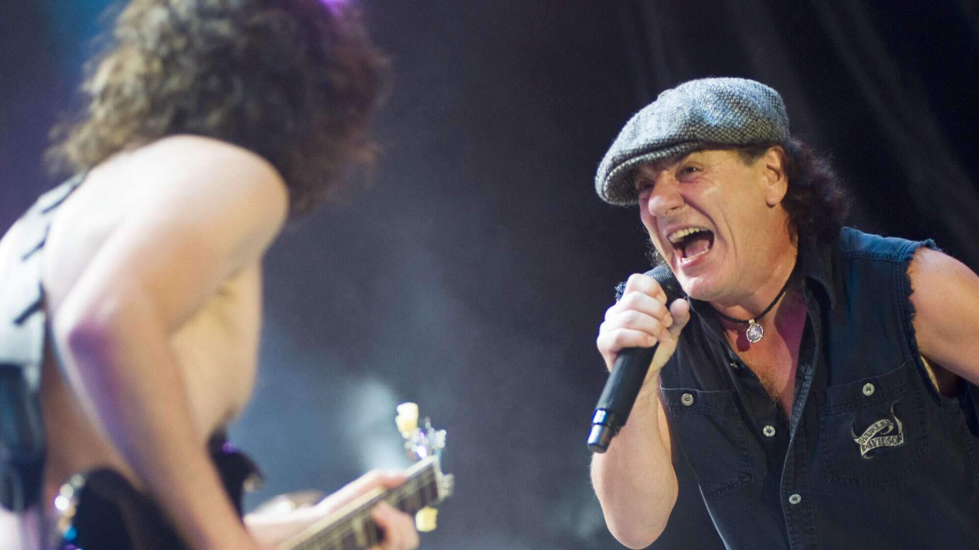 Bild von Angus Young und Brian Johnson gemeinsam auf der Bühne im River Plate Stadion 2012