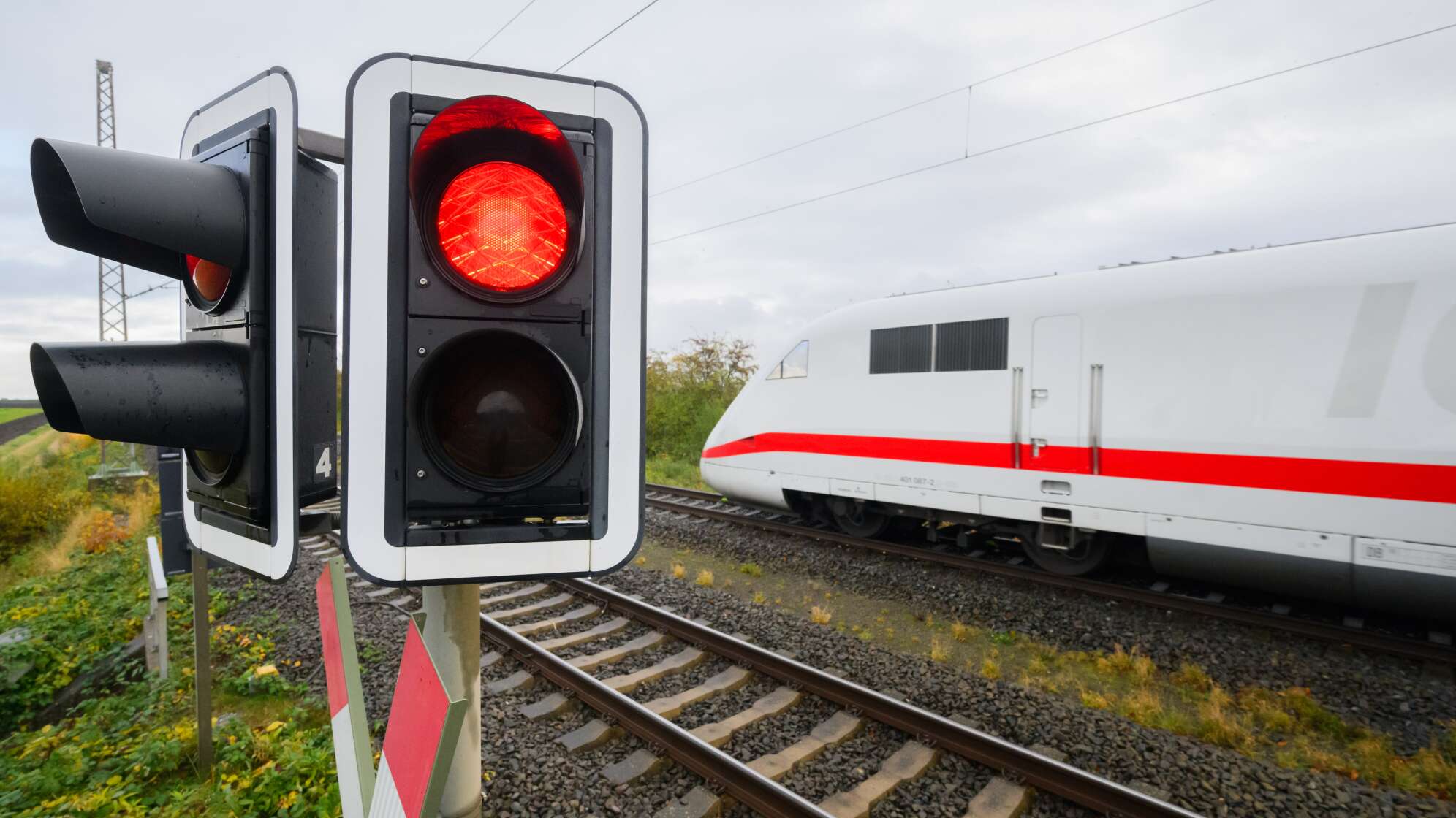 Ein Zug der Deutschen Bahn und eine rote Ampel