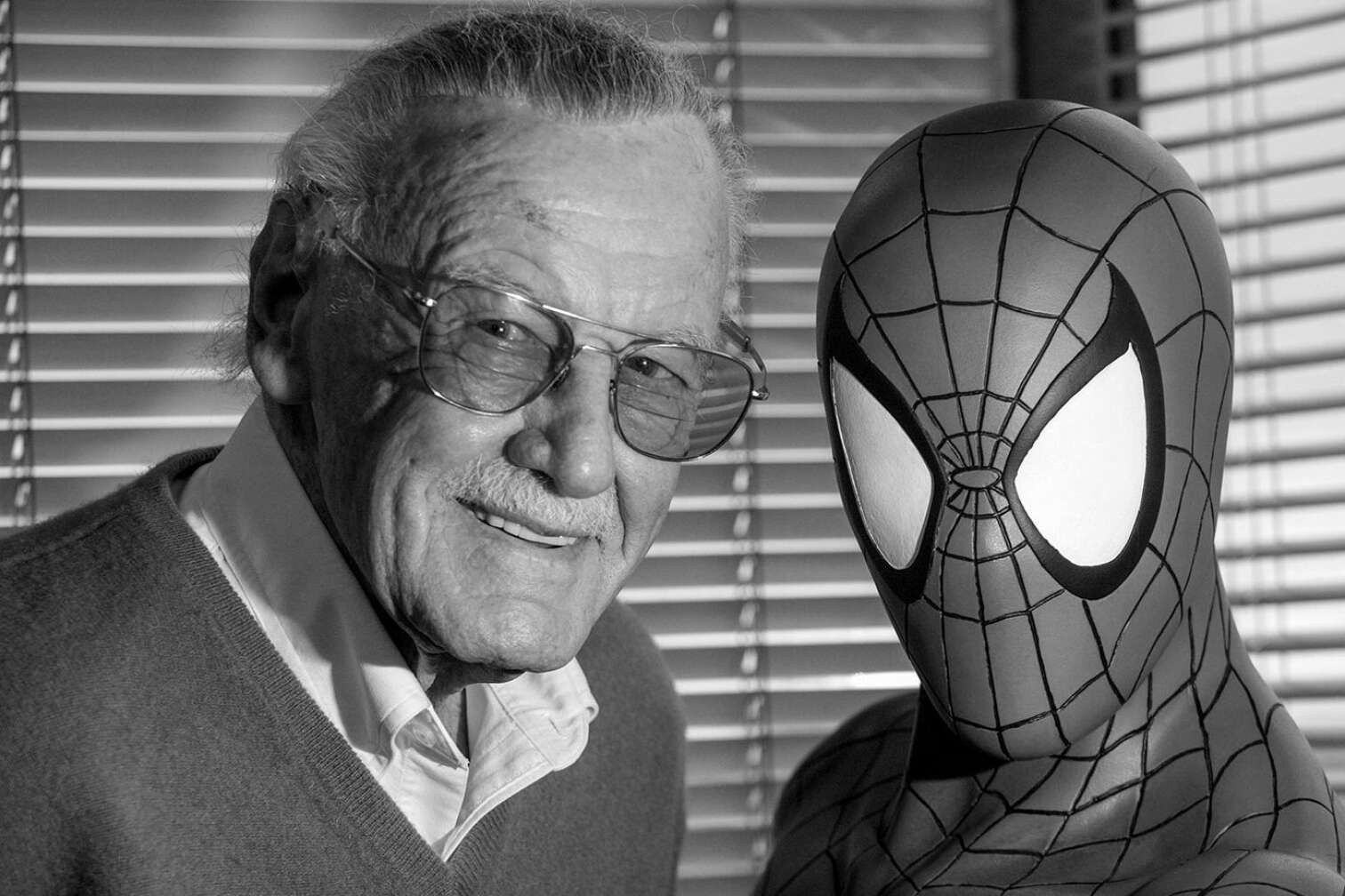 Stan Lee und Spiderman schwarz weiß Nahaufnahme