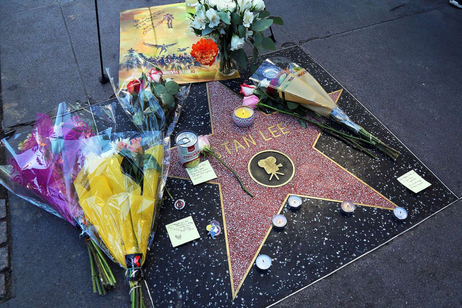 Stan Lee´s Stern in Hollywood mit Blumen umgeben nach Seinem Tod