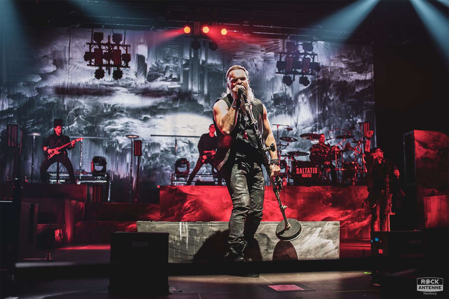 Ein Konzertfoto der Karlsruher Mittelalter Rock/Folk Metal Band SALTATIO MORTIS live in der Sporthalle Hamburg am 22.11.2023