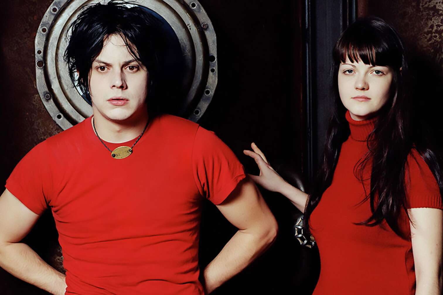 Jack und Meg White in rotem Shirt vor schwarzem Hintergrund