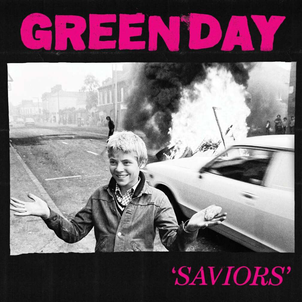 Das Cover von "Saviors" mit einem Jungen und einem brennenden Fahrzeug