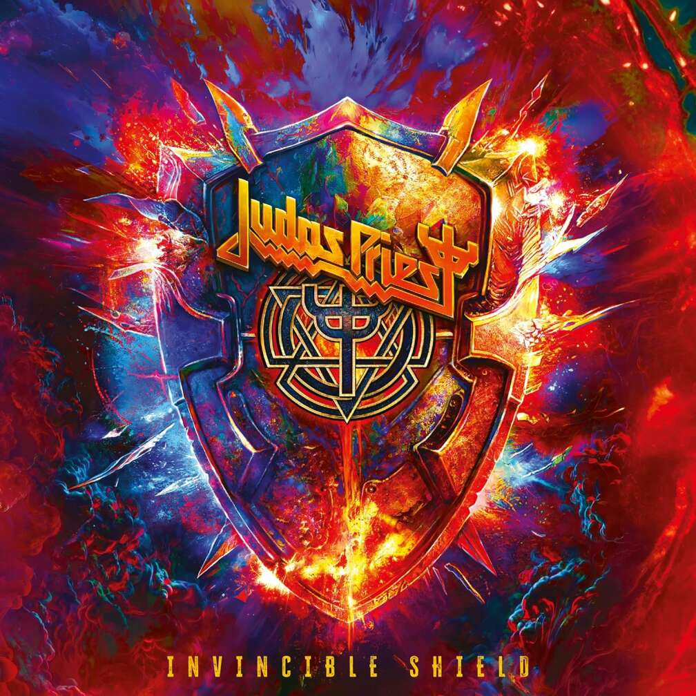 Das Cover von "Invincible Shield" mit dem Logo von Judas Priest und blauen und roten Flammen
