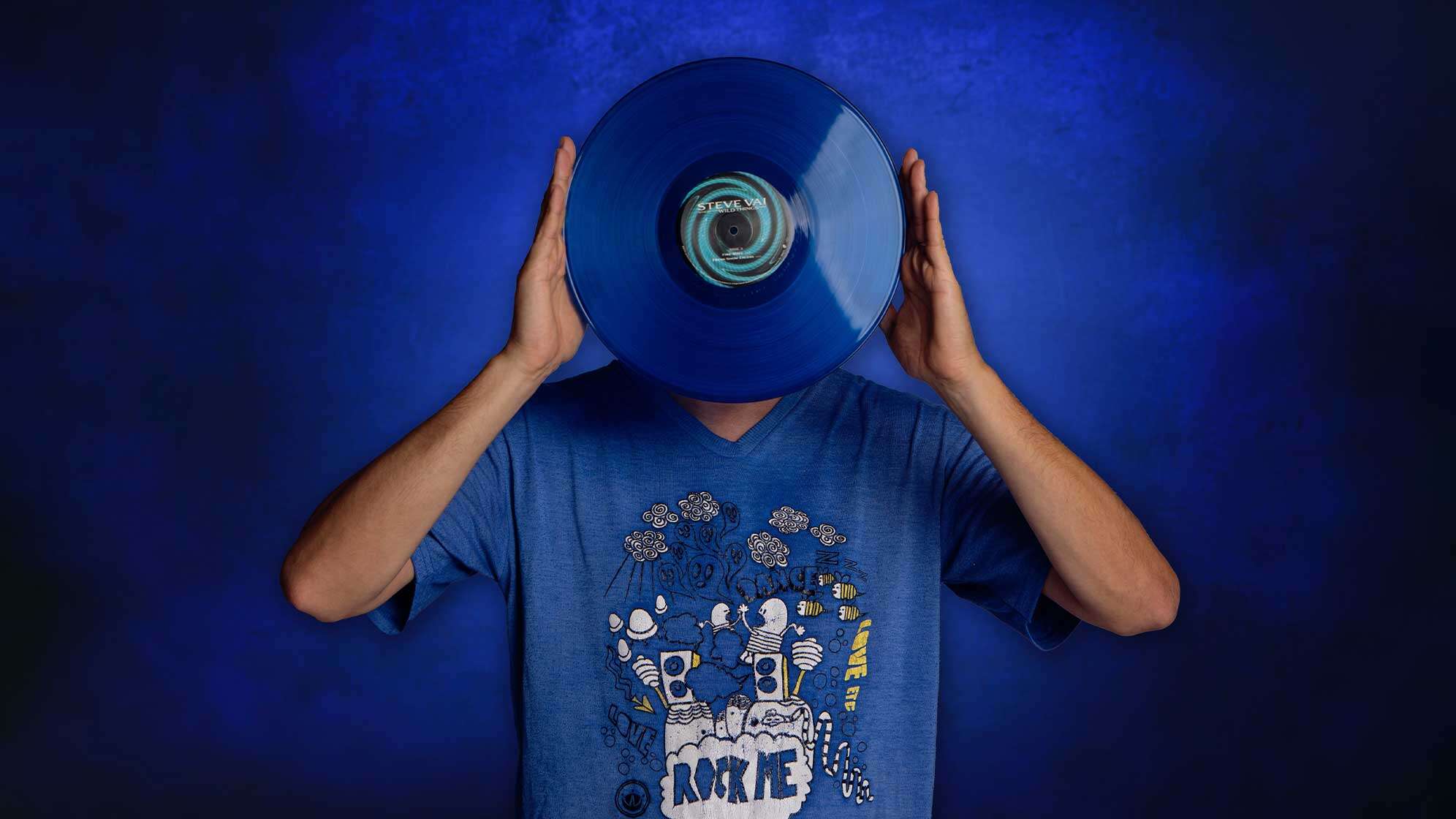 Ein Mann mit einer Vinylscheibe vor dem Kopf