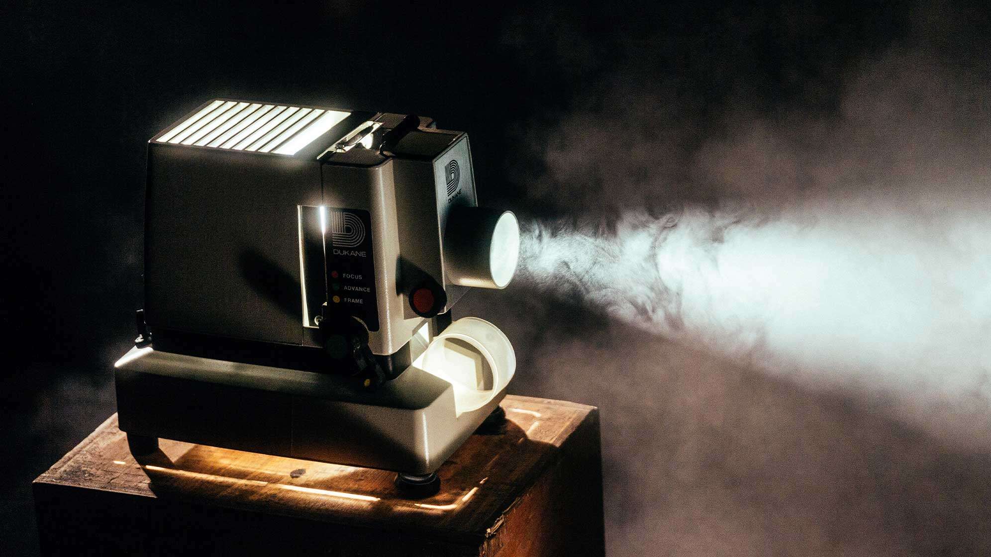 Ein Filmapparat wirft ein Licht auf eine Leinwand