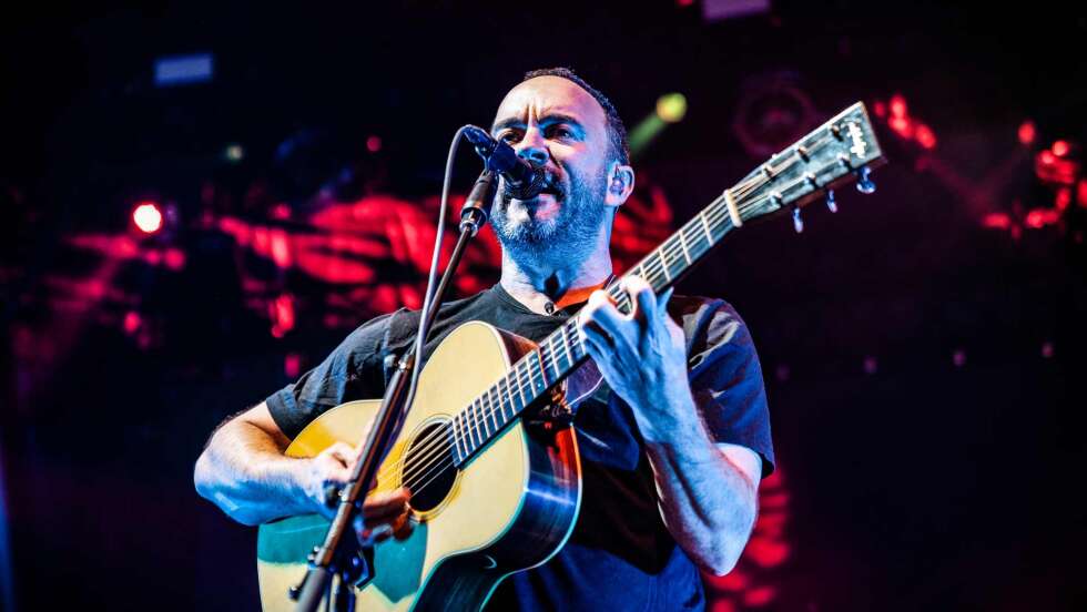 Dave Matthews mit seiner Gitarre auf der Bühne