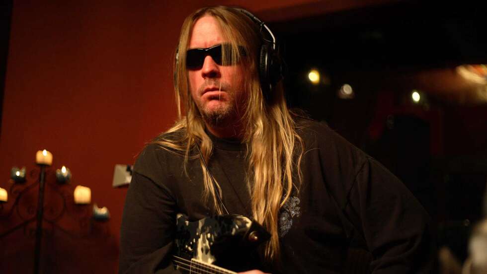 Jeff Hanneman mit einer dunklen Sonnenbrille und langen Haaren