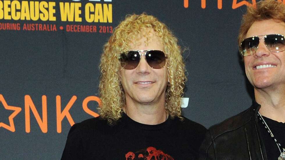 David Bryant von Bon Jovi 2013 mit Sonnenbrille und lockigen, blonden Haaren