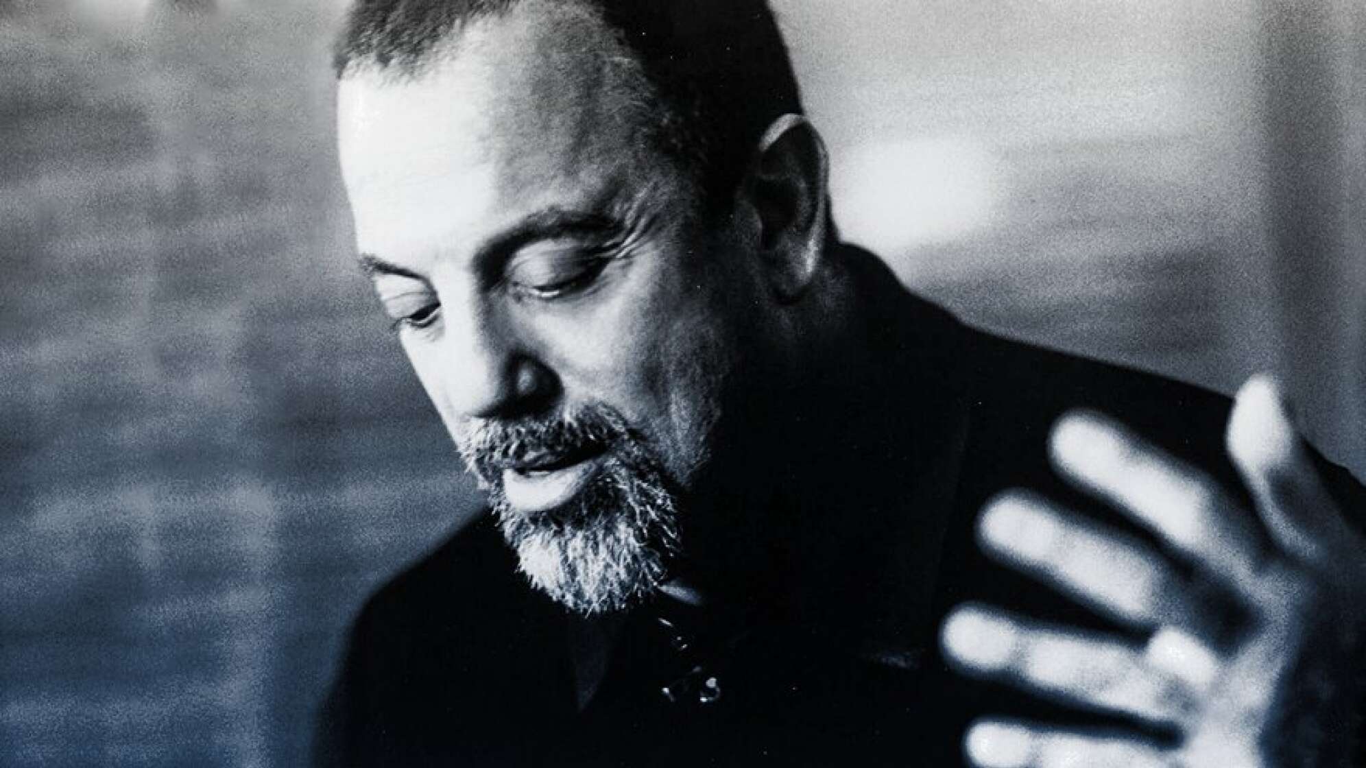 Porträt von Billy Joel, nachdenklich zu Boden blickend