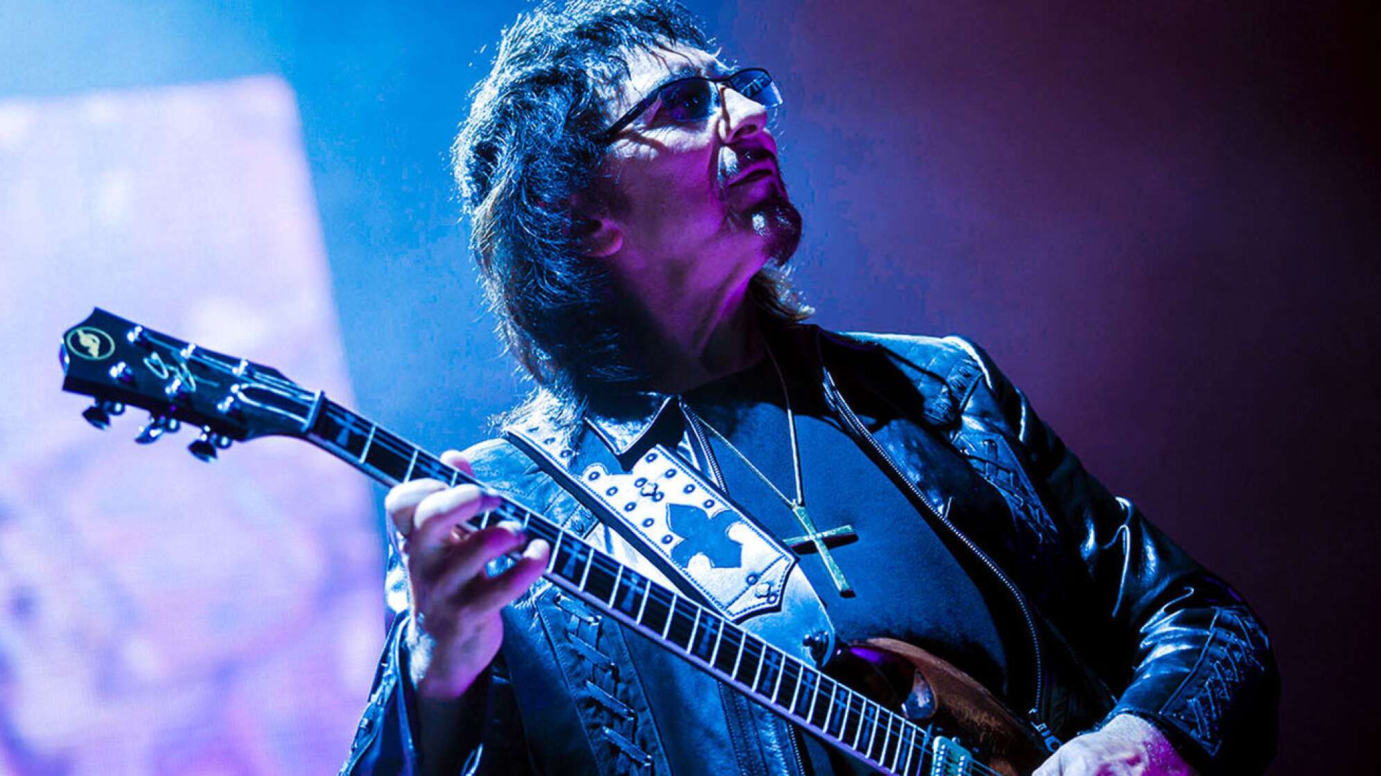 Tony Iommi spielt Gitarre