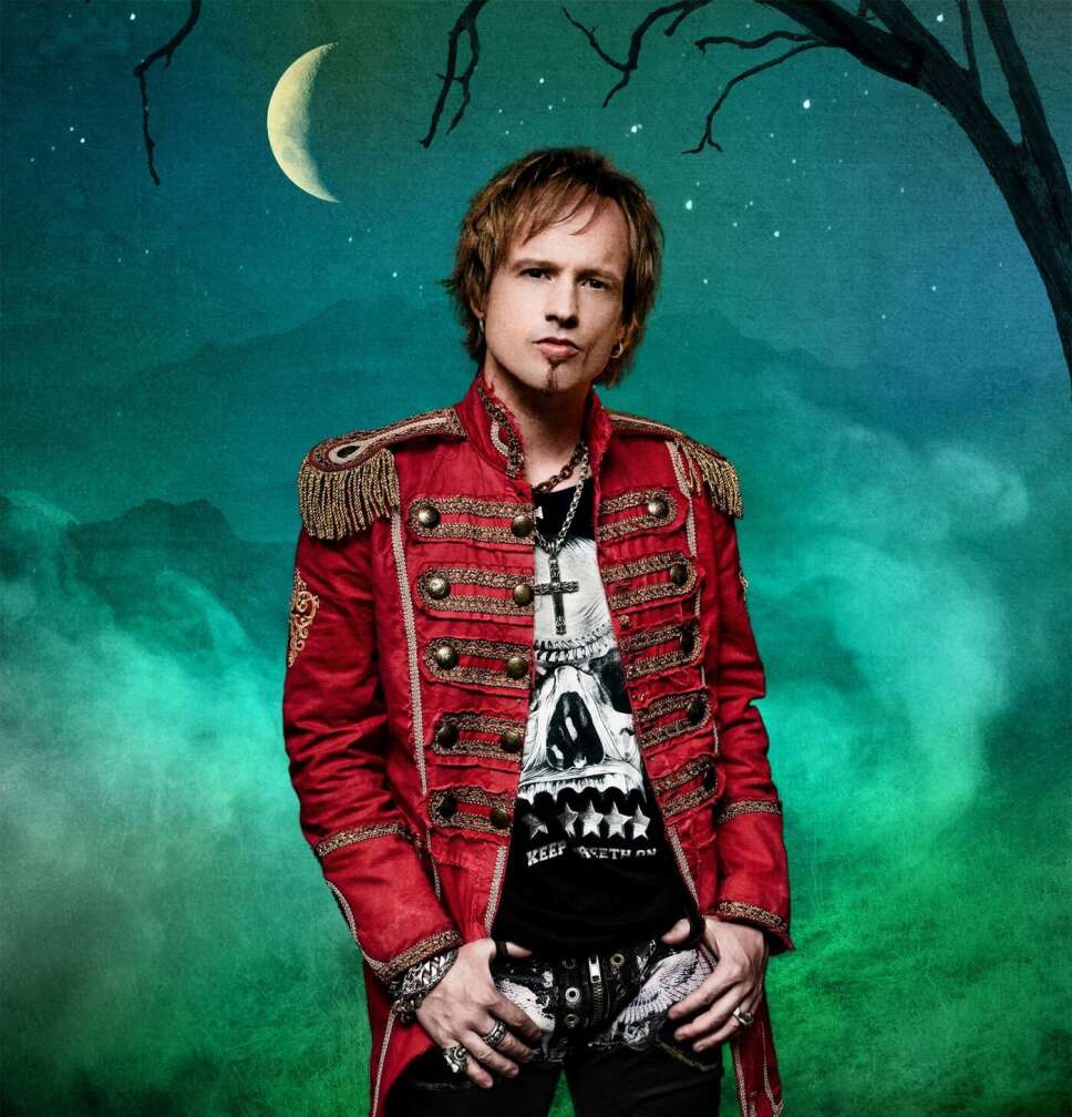 Avantasia vor einem Fantasiehintergrund mit Rotem Jackett