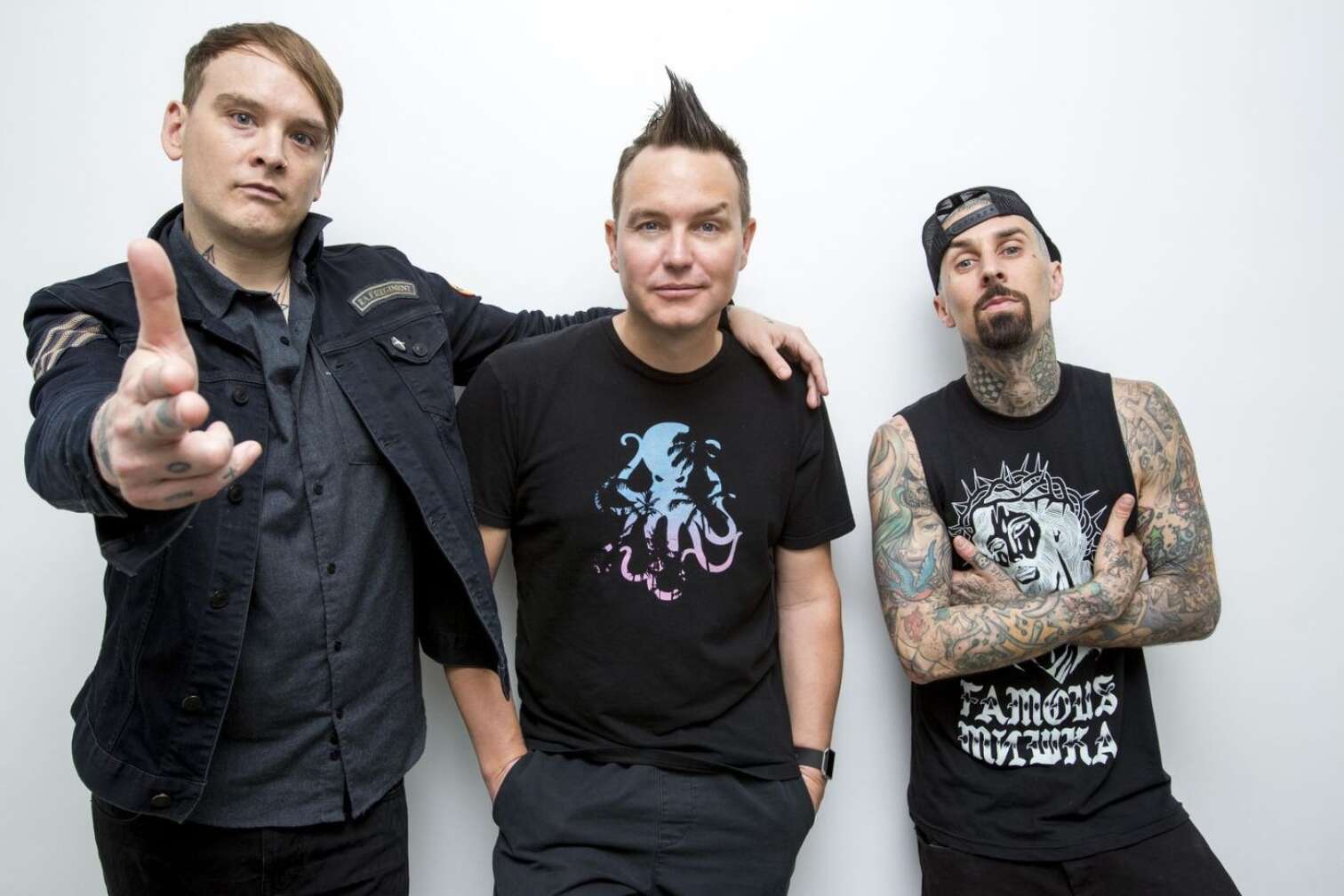 Die Band blink-182 vor weißem Hintergrund