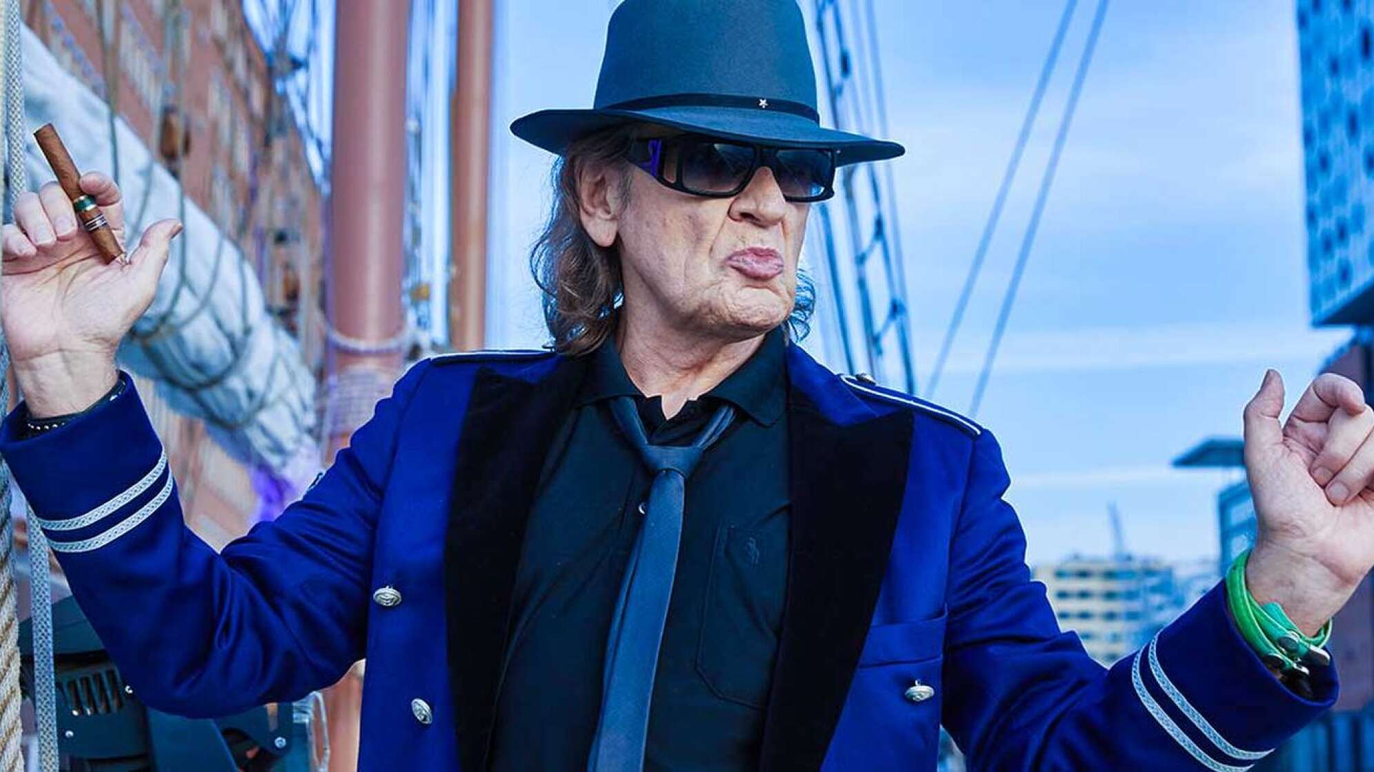 Udo Lindenberg mit einer Zigarre in der Hand