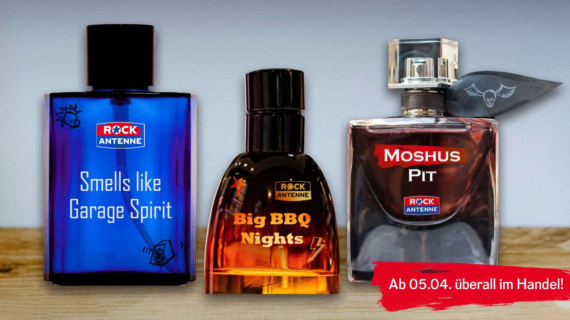 BIld von drei verschiedenen ROCK ANTENNE Parfums, drei verschiedene Flakons mit der Aufschrift: Smells like Garage Spirit, Big BBQ Nights, Moshus Pit