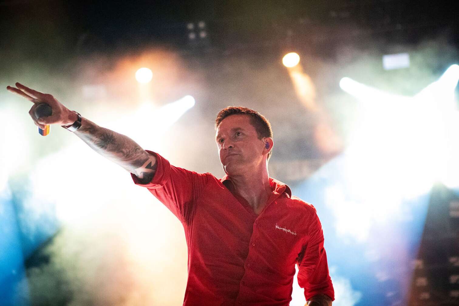Heaven Shall Burn auf der Bühne mit rotem Hemd
