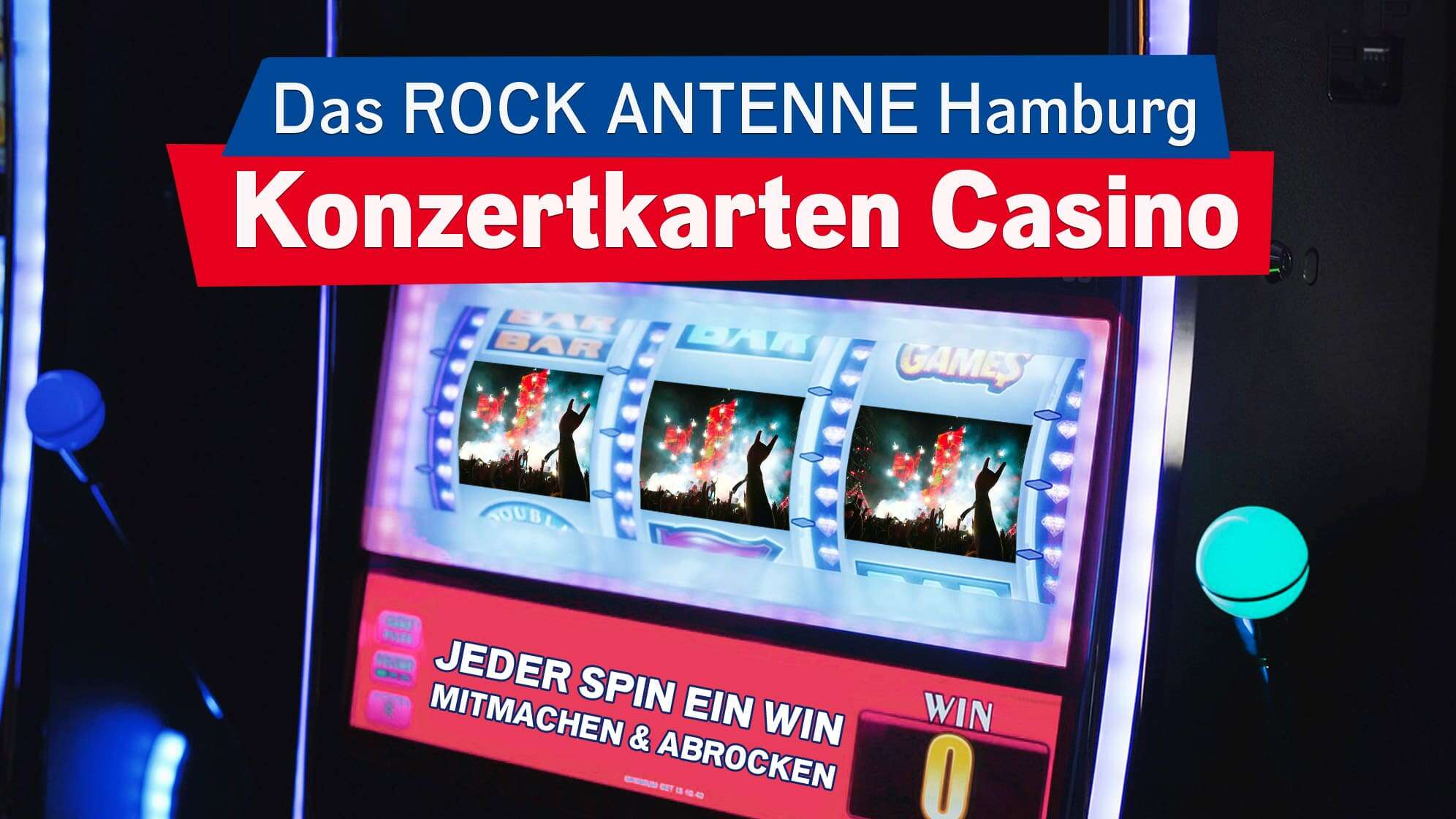 Nahaufnahme des Bildschirms eines Spielautomaten, darauf zu sehen sind drei Fotos von einem Konzert in einer Reihe, dazu der Text: Das ROCK ANTENNE Hamburg Konzertkarten Casino - jeder Spin ein Win - mitmachen & abrocken