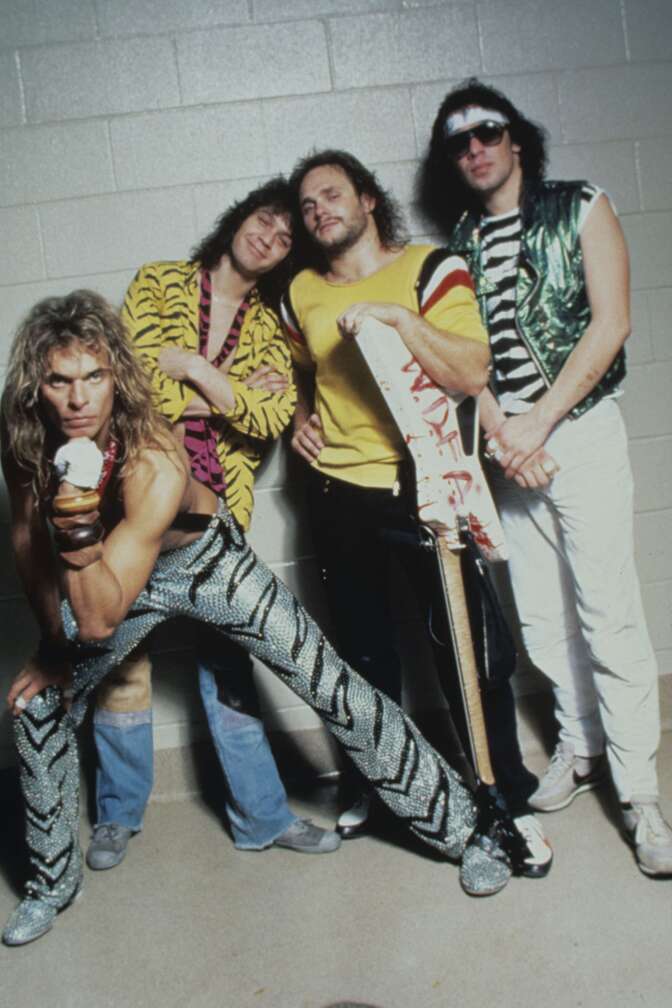 Van Halen posieren vor einer Wand