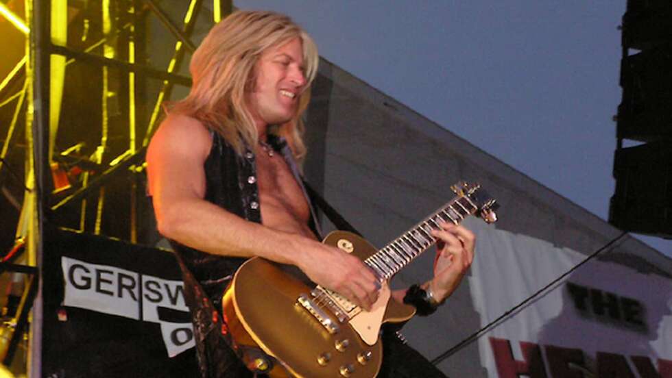 Gitarrist von Whitesnake auf der Bühne