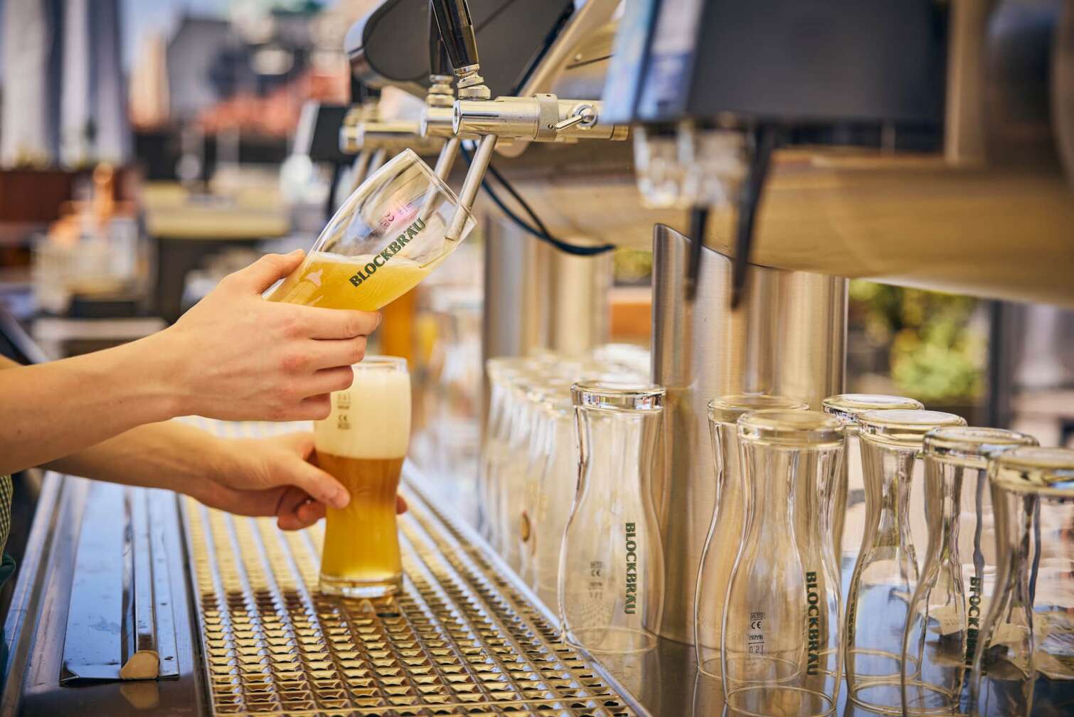 Ein Bier wird an einer Zapfanlage eingeschenkt