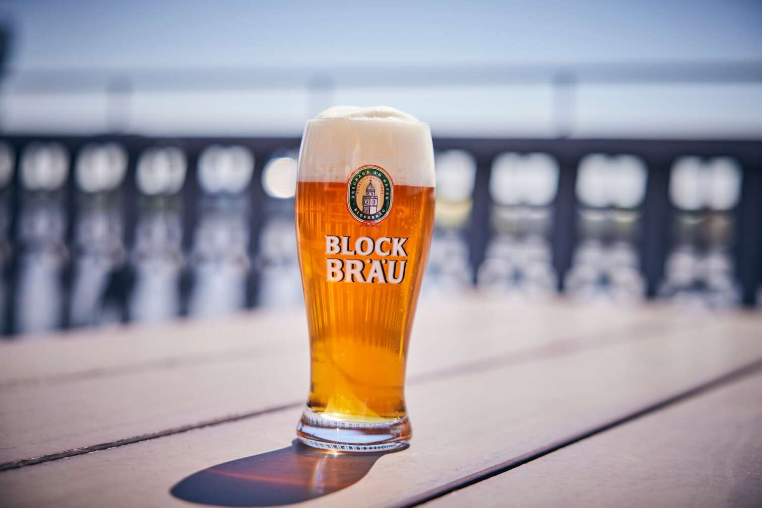 Bild von der BLOCKBRÄU Hafenterrasse, dazu der Text: Mit ROCK ANTENNE Hamburg zum BLOCKBRÄU Open Air BBQ
