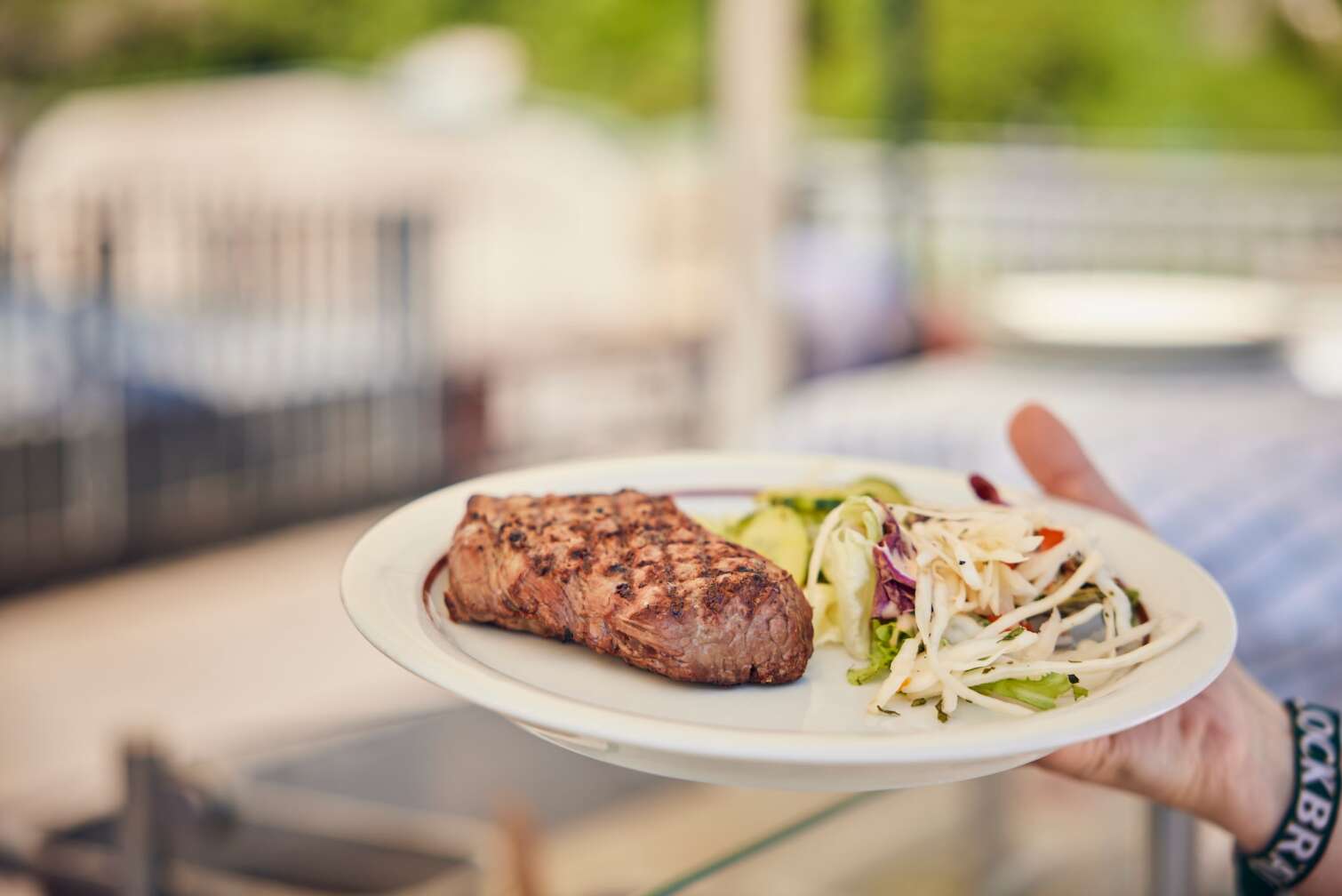 Nahaufnahme eines Tellers mit einem gegrillten Steak und Salat